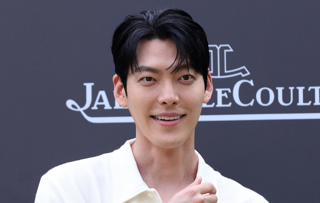 Kim Woo Bin tái xuất trong phim Hàn mới 'Officer Black Belt' - Ảnh 2.